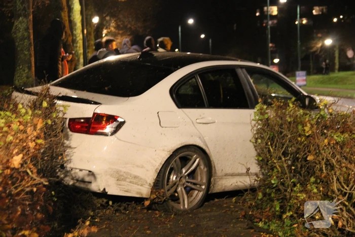 Automobilist verliest macht over het stuur en belandt in struiken
