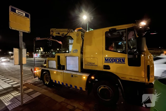 Automobilist verliest macht over het stuur en belandt in struiken