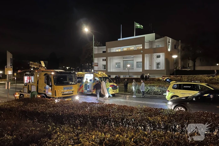 Automobilist verliest macht over het stuur en belandt in struiken