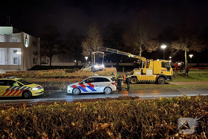Automobilist verliest macht over het stuur en belandt in struiken