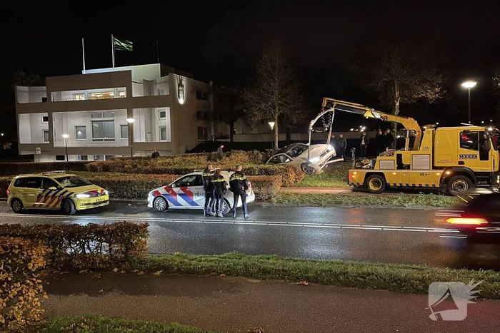 Automobilist verliest macht over het stuur en belandt in struiken