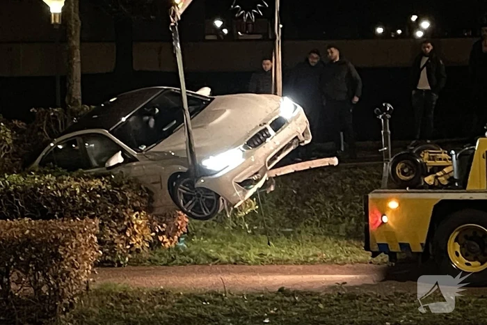 Automobilist verliest macht over het stuur en belandt in struiken