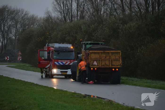 Tractor met lading zand vat vlam