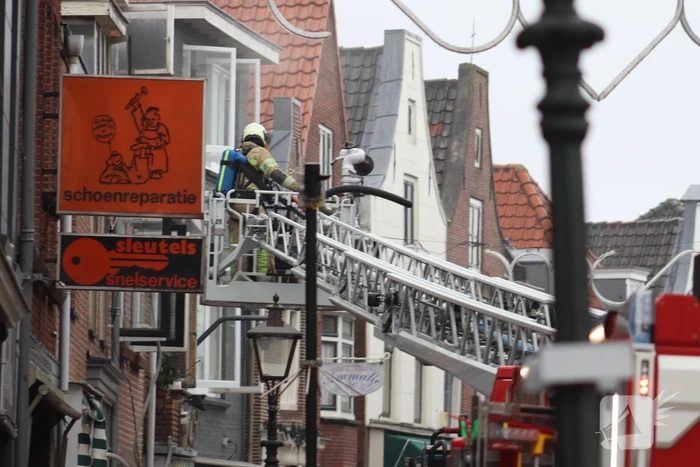 Grote zwarte rookwolken bij shoarmazaak