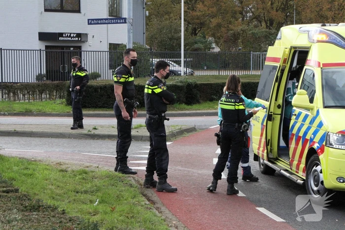 Fietser onderuit na botsing met auto