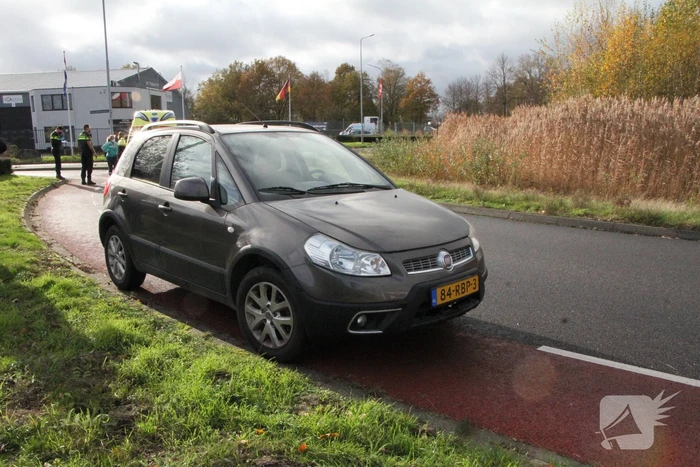 Fietser onderuit na botsing met auto