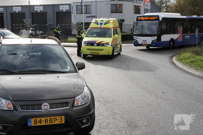 Fietser onderuit na botsing met auto