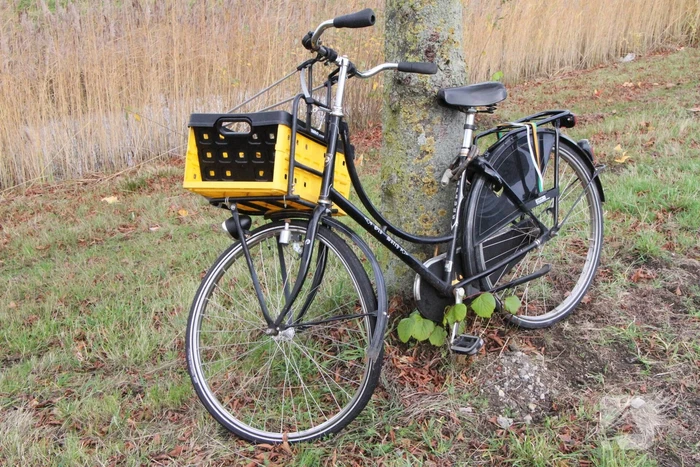 Fietser onderuit na botsing met auto