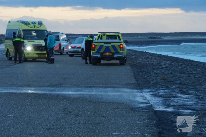 Auto rijdt van Brouwersdam het water in