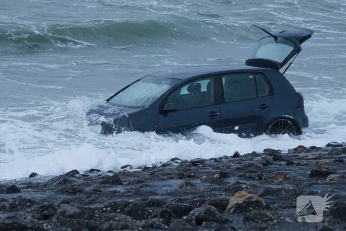 Auto rijdt van Brouwersdam het water in