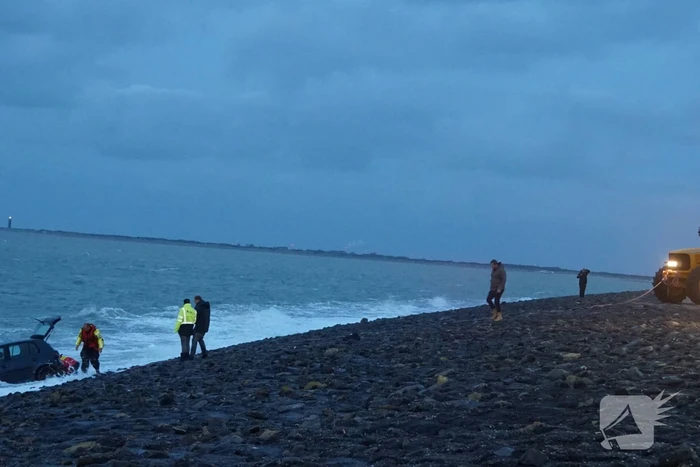 Auto rijdt van Brouwersdam het water in