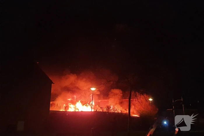 Meerdere schuren vliegen in brand