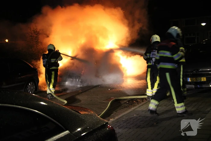Geparkeerde auto brandt volledig uit