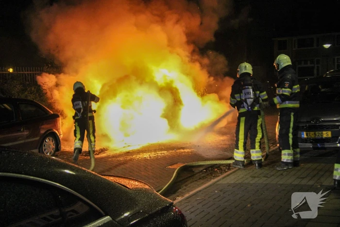 Geparkeerde auto brandt volledig uit