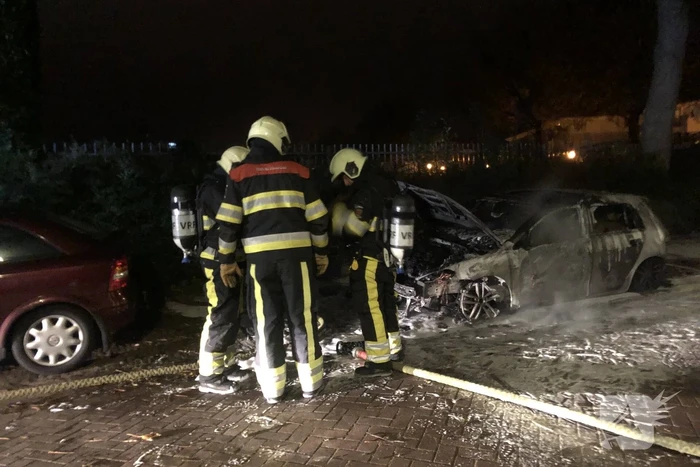 Geparkeerde auto brandt volledig uit
