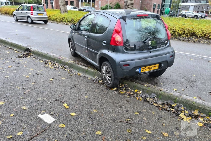 Bestuurster verliest macht over het stuur