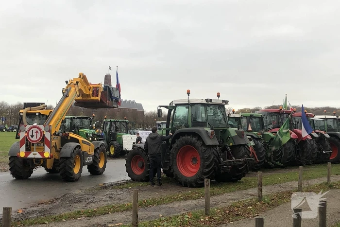 Boeren rijden met tractoren zonder toestemming Malieveld op