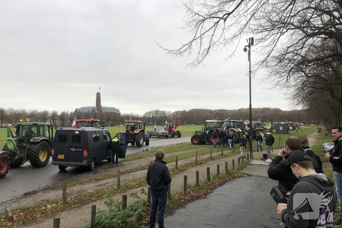 Boeren rijden met tractoren zonder toestemming Malieveld op
