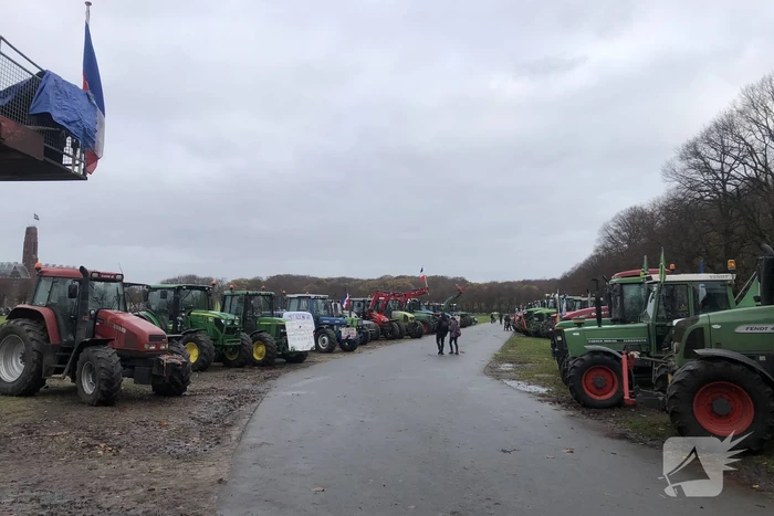 Boeren rijden met tractoren zonder toestemming Malieveld op