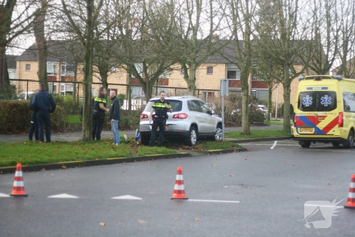 Persoon gewond na botsing tegen boom