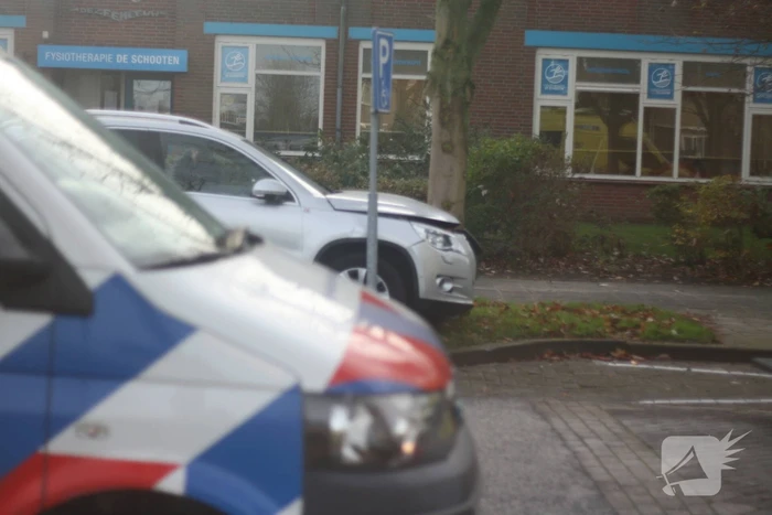 Persoon gewond na botsing tegen boom