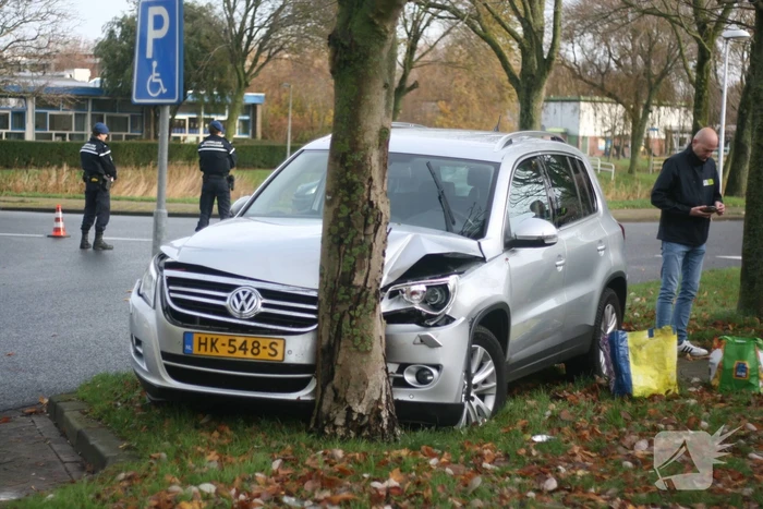 Persoon gewond na botsing tegen boom