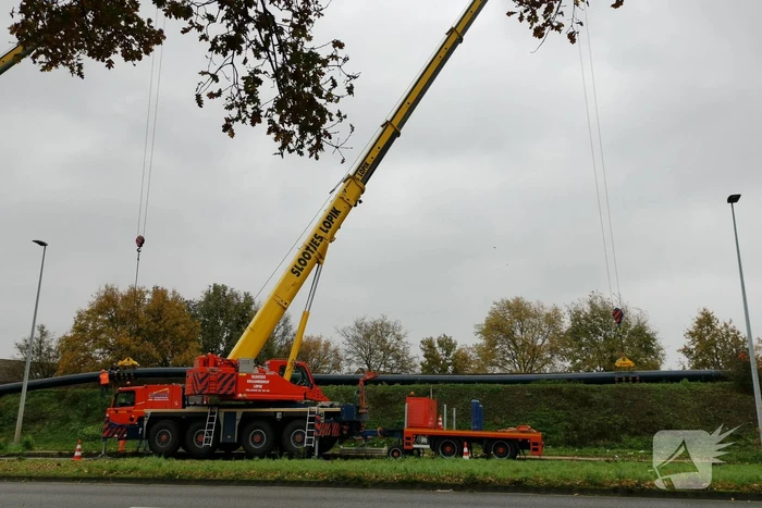 Grote hijskranen leggen nieuwe drinkwaterleiding