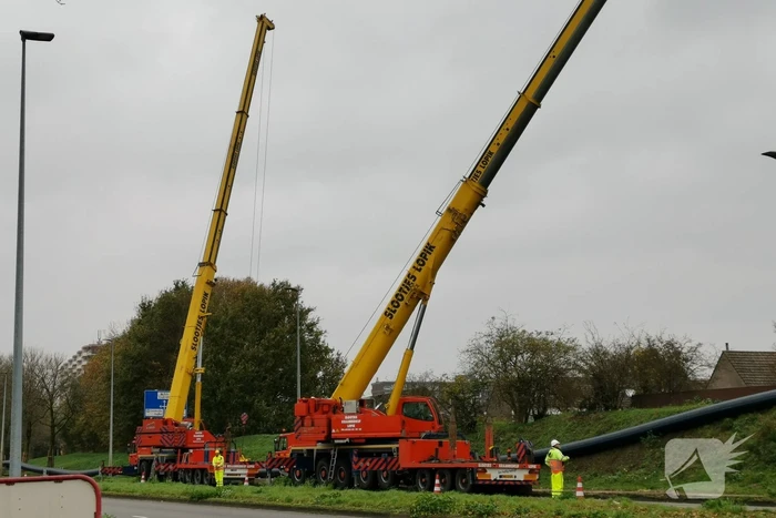 Grote hijskranen leggen nieuwe drinkwaterleiding