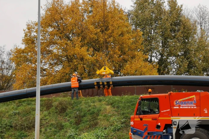 Grote hijskranen leggen nieuwe drinkwaterleiding