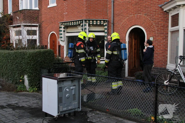 Brand in keuken van woning, oven vat vlam