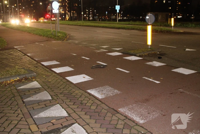 Twee voertuigen botsen op kruising