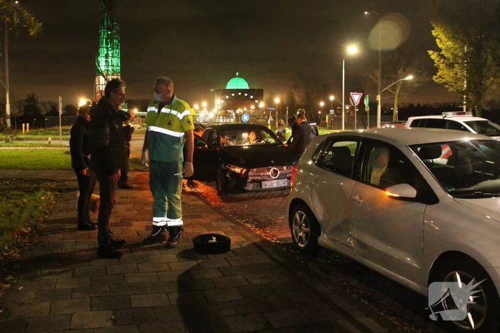 Twee voertuigen botsen op kruising