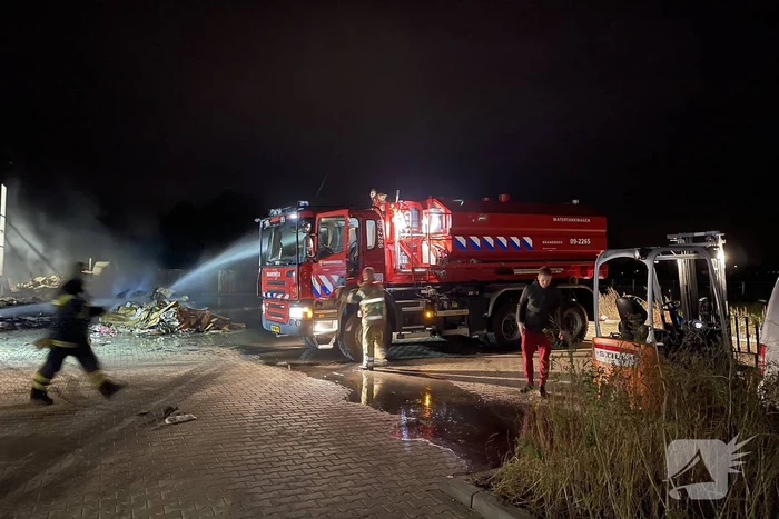 Forse buitenbrand bij bedrijfspand