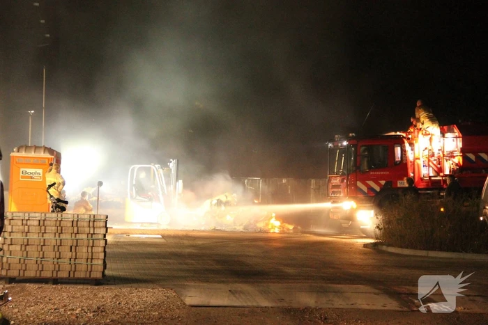 Forse buitenbrand bij bedrijfspand