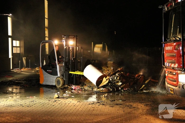 Forse buitenbrand bij bedrijfspand