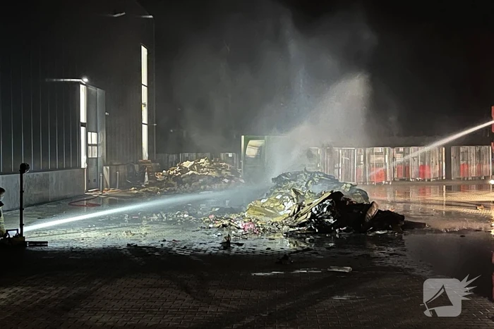 Forse buitenbrand bij bedrijfspand