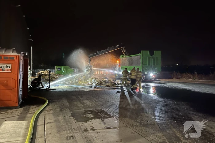 Forse buitenbrand bij bedrijfspand