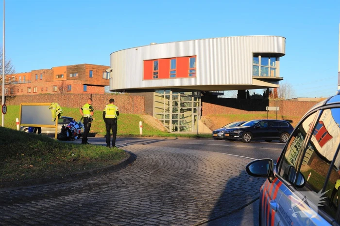 Motoragent aangereden door auto