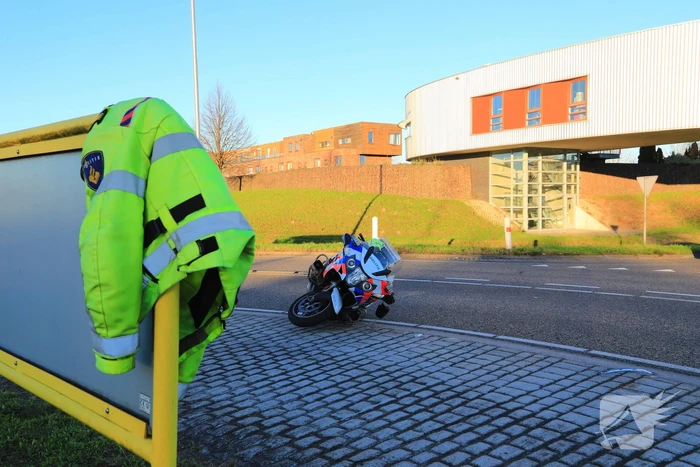 Motoragent aangereden door auto