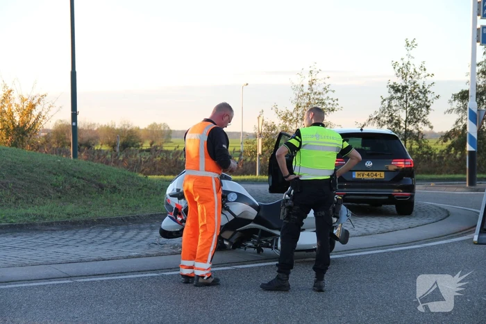 Motoragent aangereden door auto