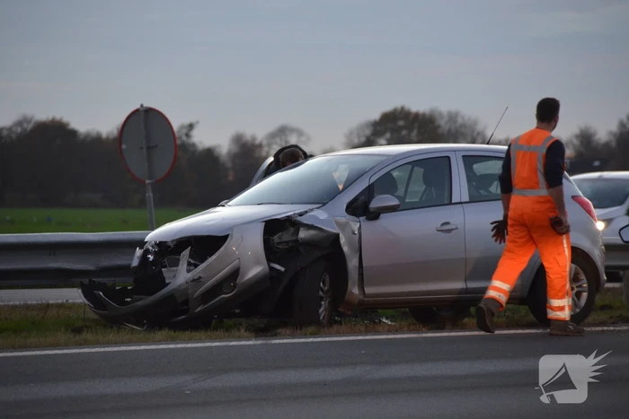 Automobilist botst tegen vangrail
