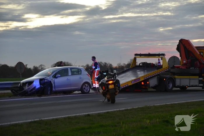 Automobilist botst tegen vangrail