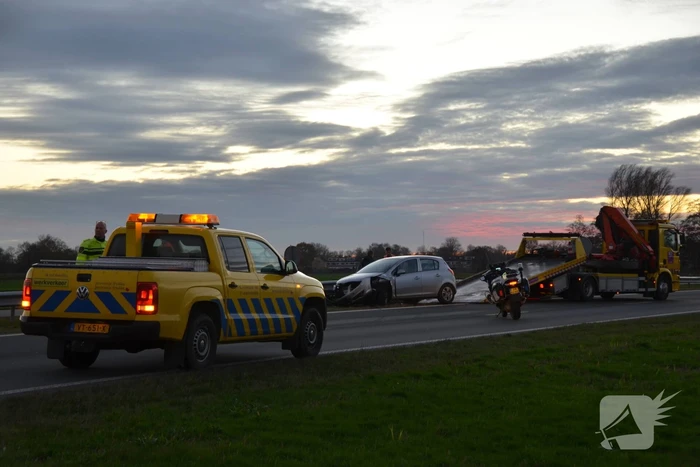 Automobilist botst tegen vangrail