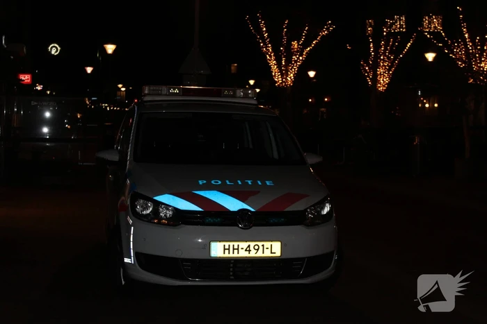 Vrachtwagen raakt lantaarnpaal tijdens achteruit rijden
