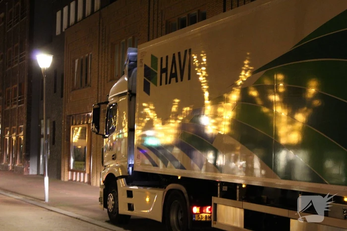 Vrachtwagen raakt lantaarnpaal tijdens achteruit rijden
