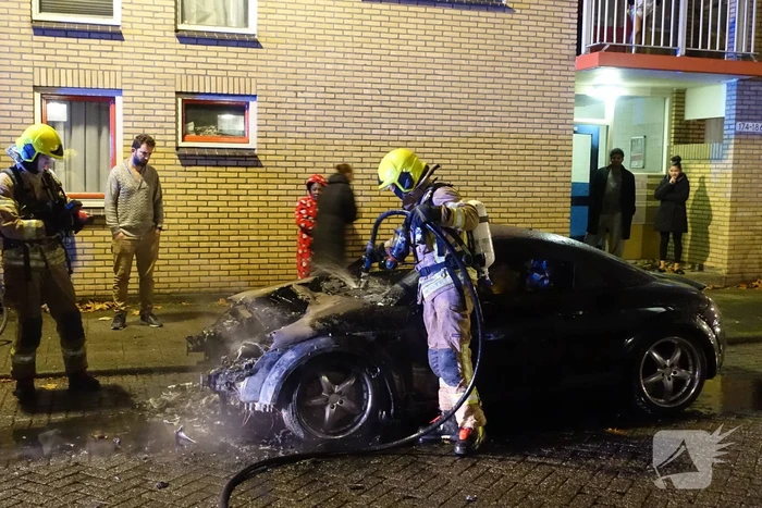 Auto volledig verwoest door brand