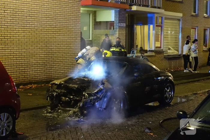 Auto volledig verwoest door brand