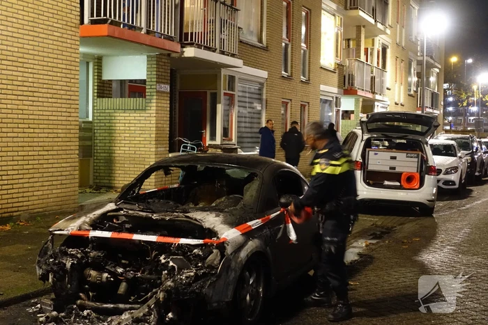 Auto volledig verwoest door brand