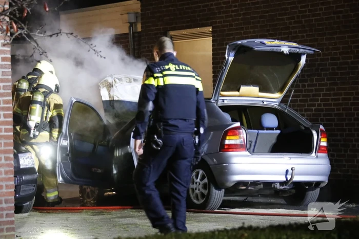 Geparkeerde auto naast woning brandt uit