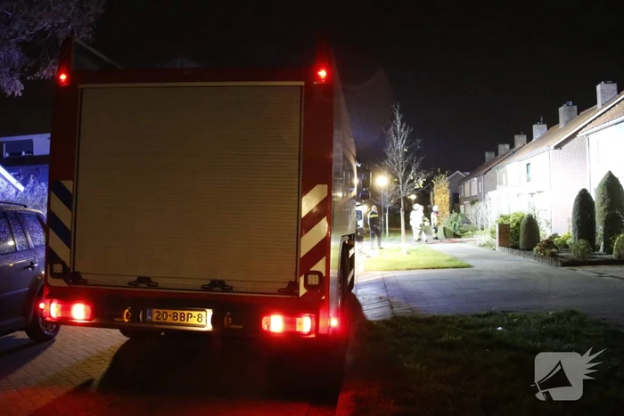Geparkeerde auto naast woning brandt uit
